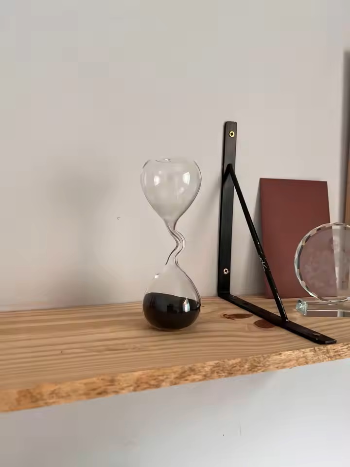 Interior Design Years Of School - ساعة رملية سوداء بتصميم منحني على